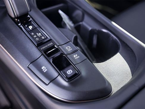 Used 2023 Toyota Crown Limited image 21