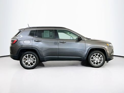 Used 2022 Jeep Compass Latitude image 10