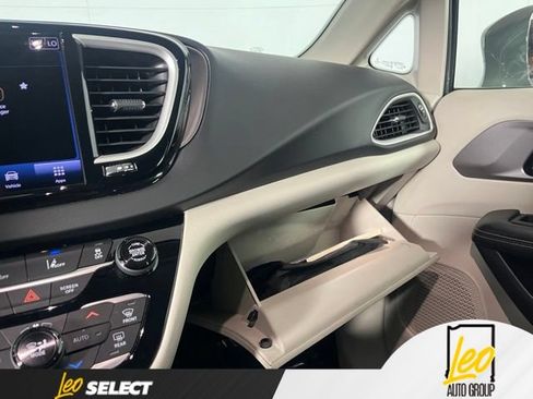 Used 2022 Chrysler Pacifica Touring-L FWD image 27