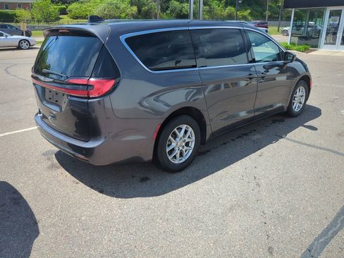 Used 2023 Chrysler Pacifica Touring-L FWD image 4