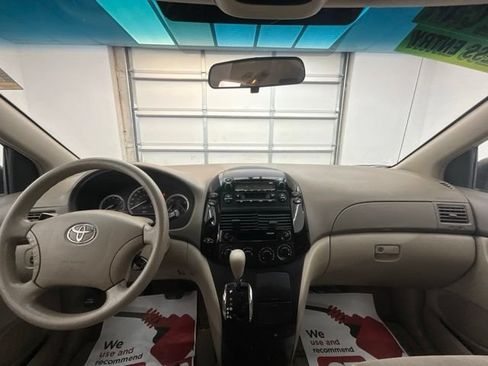 Used 2005 Toyota Sienna LE w/ LE Pkg 4 AWD/4WD image 4