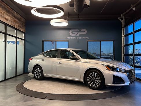 Used 2024 Nissan Altima 2.5 SV image 1