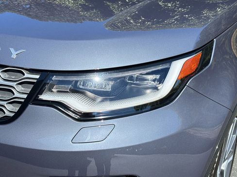 Certified 2024 Land Rover Discovery Metropolitan Edition image 11