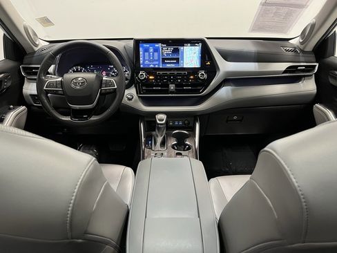 Used 2022 Toyota Highlander Platinum image 18