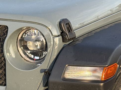 Used 2024 Jeep Wrangler Sport S image 4