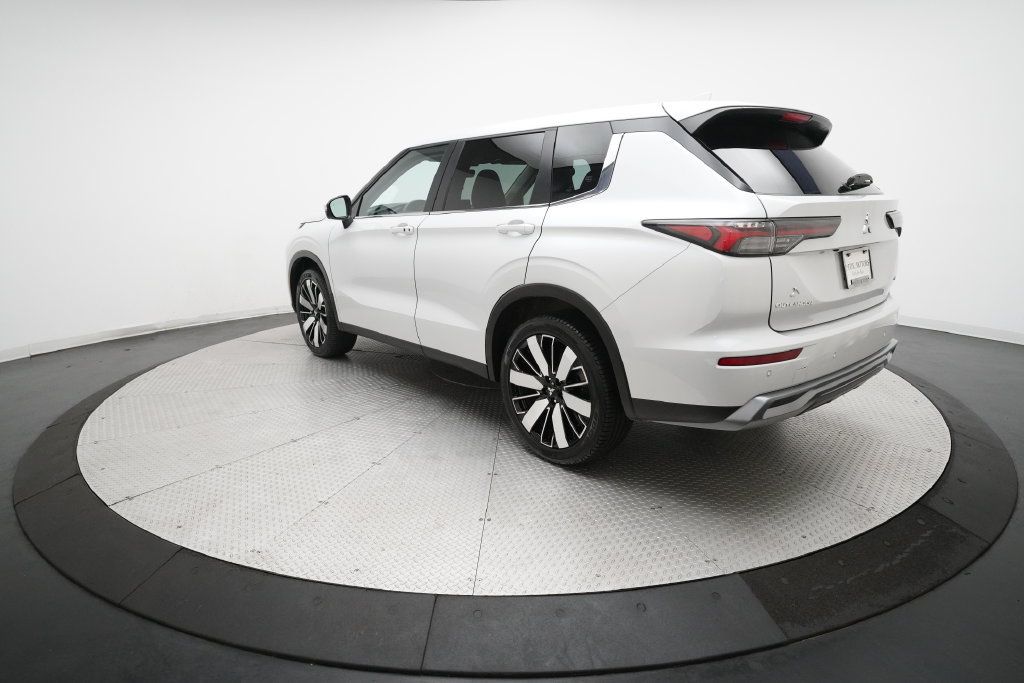Used 2025 Mitsubishi Outlander AWD image 32