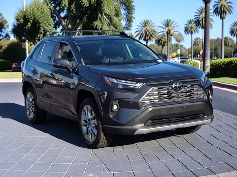 Used 2022 Toyota RAV4 Limited FWD image 3