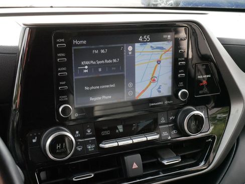 Used 2021 Toyota Highlander XLE AWD/4WD image 22