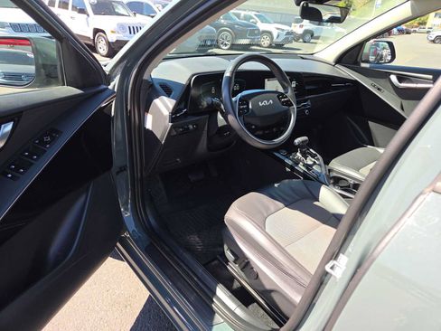 Used 2023 Kia Niro EX FWD image 10
