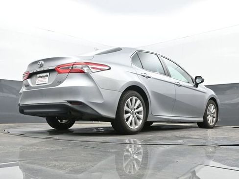 Used 2020 Toyota Camry LE image 11