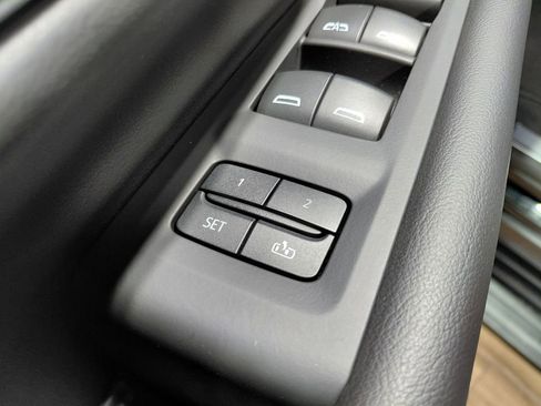 Used 2023 GMC Yukon SLT AWD/4WD image 25
