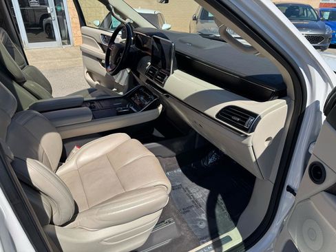 Used 2019 Lincoln Navigator Reserve image 18