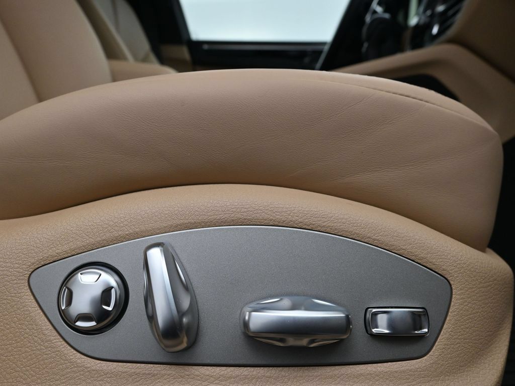Used 2026 Porsche Macan AWD/4WD image 15