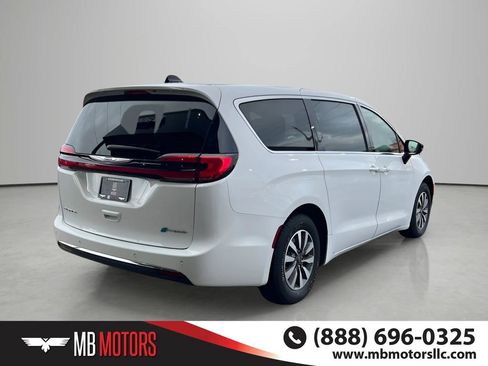 Used 2024 Chrysler Pacifica Limited FWD image 5