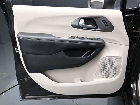 Used 2023 Chrysler Pacifica Touring-L FWD image 18