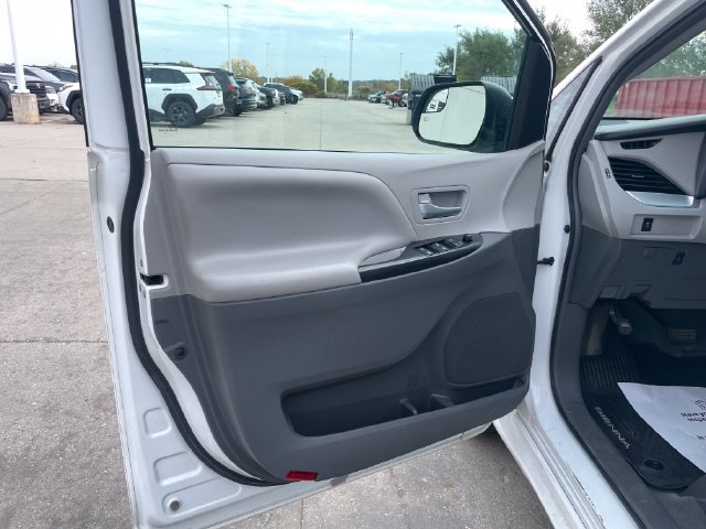 Used 2017 Toyota Sienna LE AWD/4WD image 20