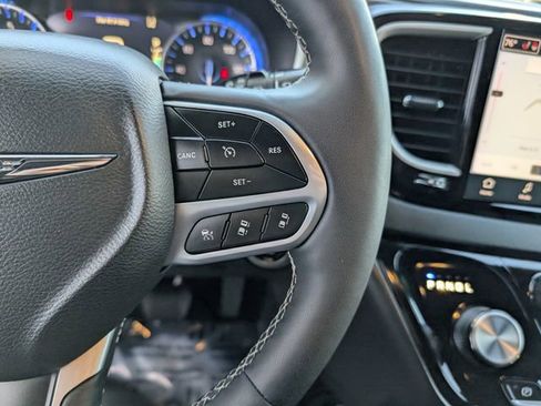 Used 2025 Chrysler Pacifica Select image 12