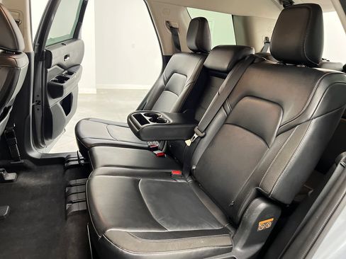 Used 2024 Nissan Pathfinder SL AWD/4WD image 16