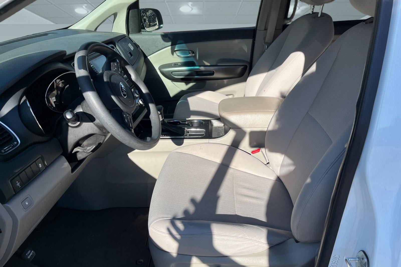 Used 2021 Kia Sedona LX FWD image 3