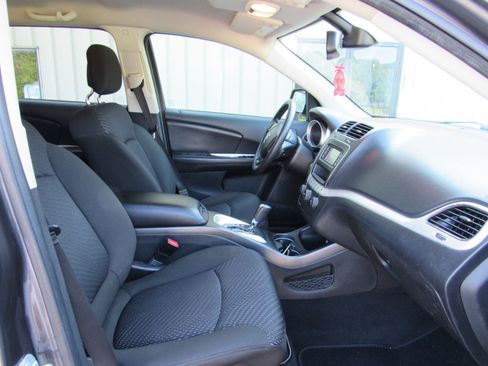 Used 2019 Dodge Journey SE image 8