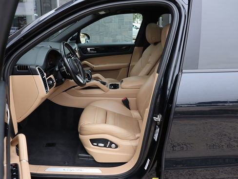 Used 2020 Porsche Cayenne image 36