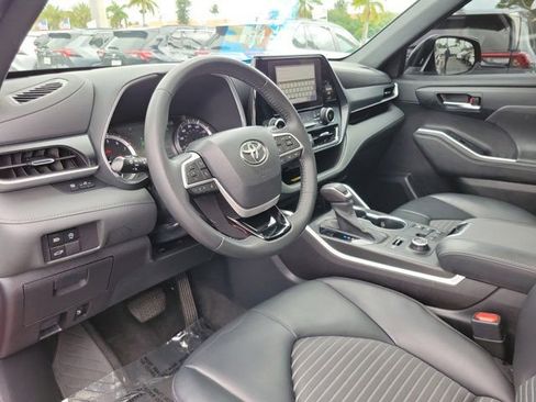 Used 2023 Toyota Highlander XSE AWD/4WD image 17