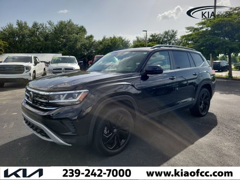 Used 2022 Volkswagen Atlas SE w/ Panoramic Sunroof Package FWD image 3