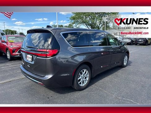 Used 2023 Chrysler Pacifica Touring-L FWD image 5