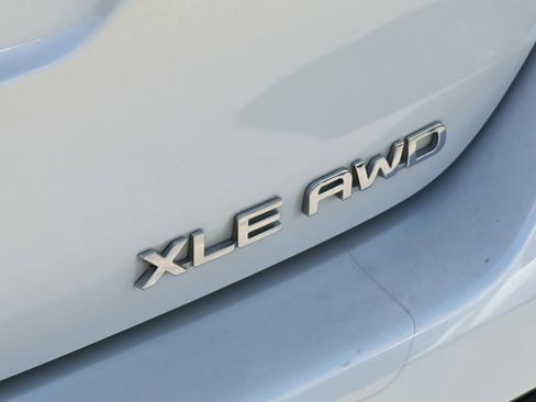 Used 2021 Toyota Highlander XLE AWD/4WD image 6