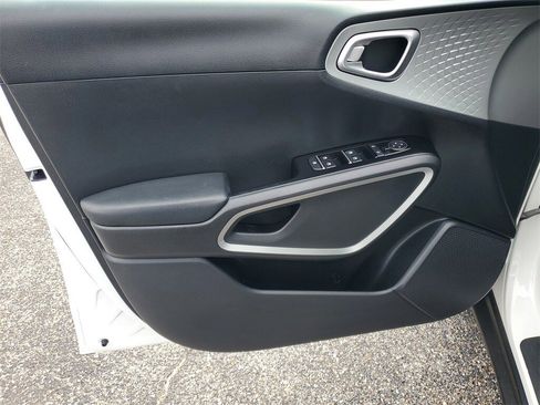 Used 2022 Kia Soul LX image 8