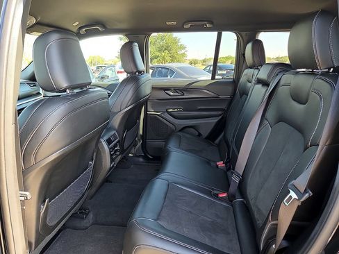 Used 2025 Jeep Grand Cherokee Altitude AWD/4WD image 13