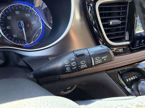 Used 2017 Chrysler Pacifica Limited FWD image 37