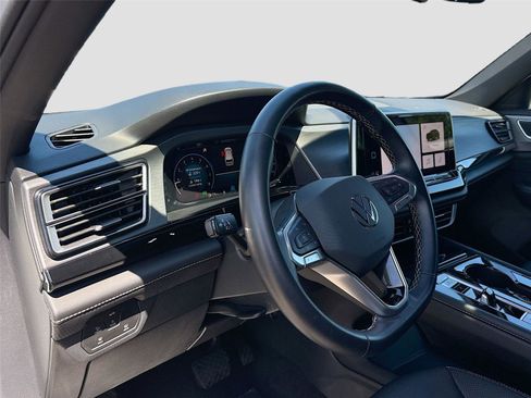 Used 2025 Volkswagen Atlas Cross Sport SE FWD image 9