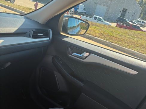 Used 2020 Ford Escape SE image 26