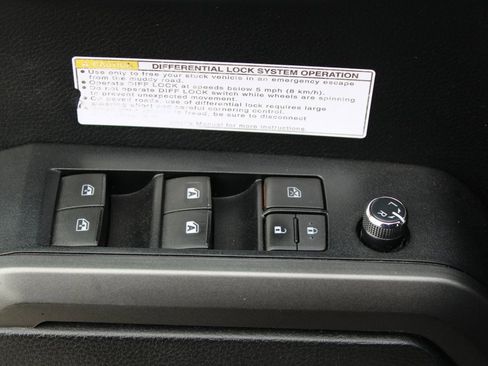 Used 2017 Toyota Tacoma TRD Off-Road image 10