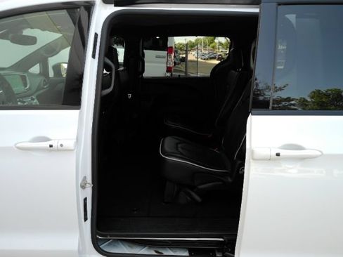 Used 2025 Chrysler Pacifica Limited FWD image 19