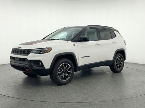 Used 2025 Jeep Compass Trailhawk AWD/4WD image 3