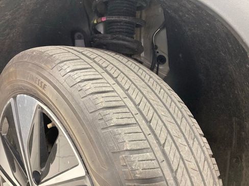 Used 2025 Volkswagen Taos SE AWD/4WD image 24