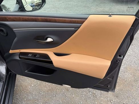 Used 2024 Lexus ES 250 w/ Premium Package image 19