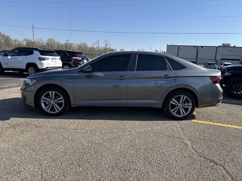 Used 2024 Volkswagen Jetta SE w/ Panoramic Sunroof Package image 2
