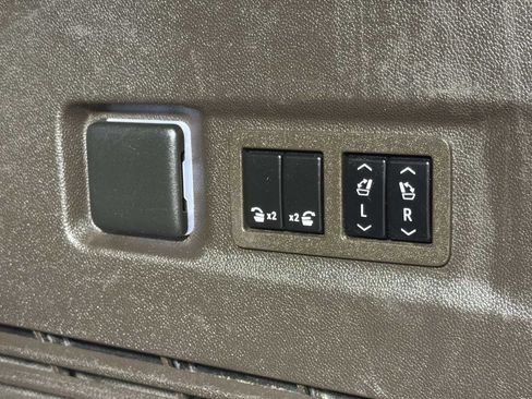 Used 2021 GMC Yukon XL SLT w/ SLT Luxury Plus Package AWD/4WD image 18