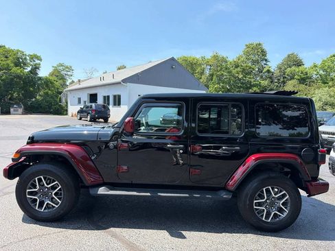 Used 2025 Jeep Wrangler Unlimited Sahara AWD/4WD image 4