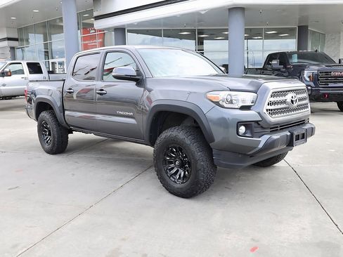Used 2017 Toyota Tacoma TRD Off-Road image 8