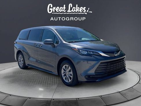 Used 2025 Toyota Sienna LE FWD image 7