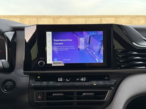 Used 2025 Toyota Camry SE image 25