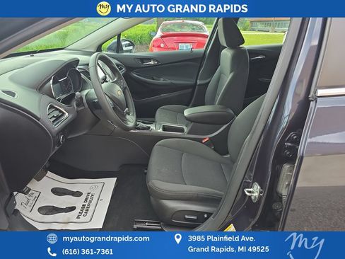 Used 2016 Chevrolet Cruze LT w/ Convenience Package FWD image 9