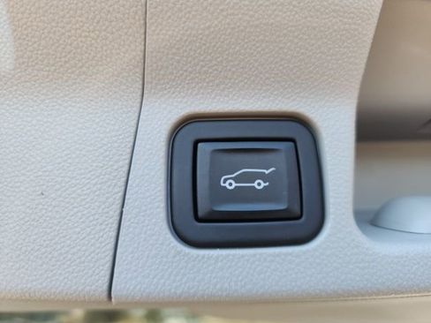 Used 2023 GMC Acadia SLT w/ Technology Package image 15