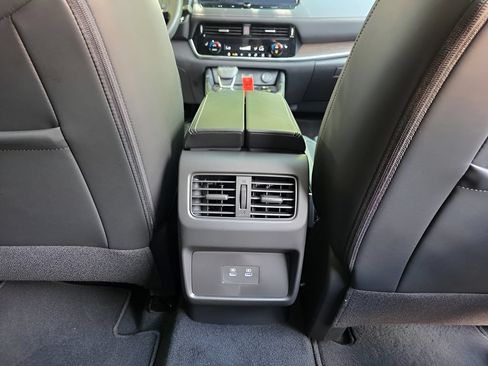 Used 2025 Nissan Rogue Platinum FWD image 10