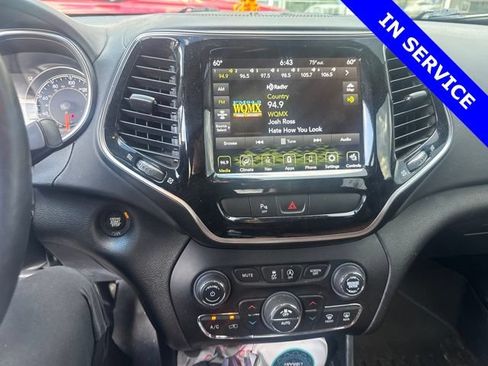 Used 2019 Jeep Cherokee Overland AWD/4WD image 5