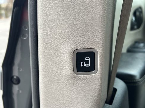 Used 2021 Chrysler Pacifica Touring-L image 26